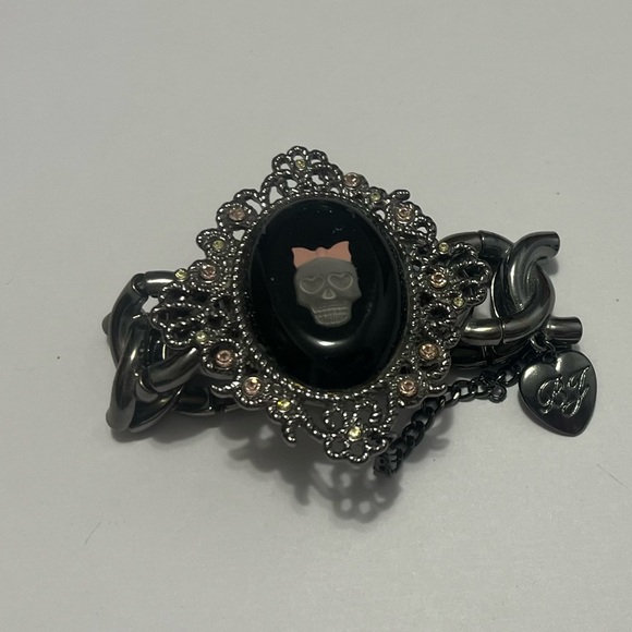 Betsey Johnson Gothic Skull Cameo Stretch Bracelet ✨ - Picture 2 of 4